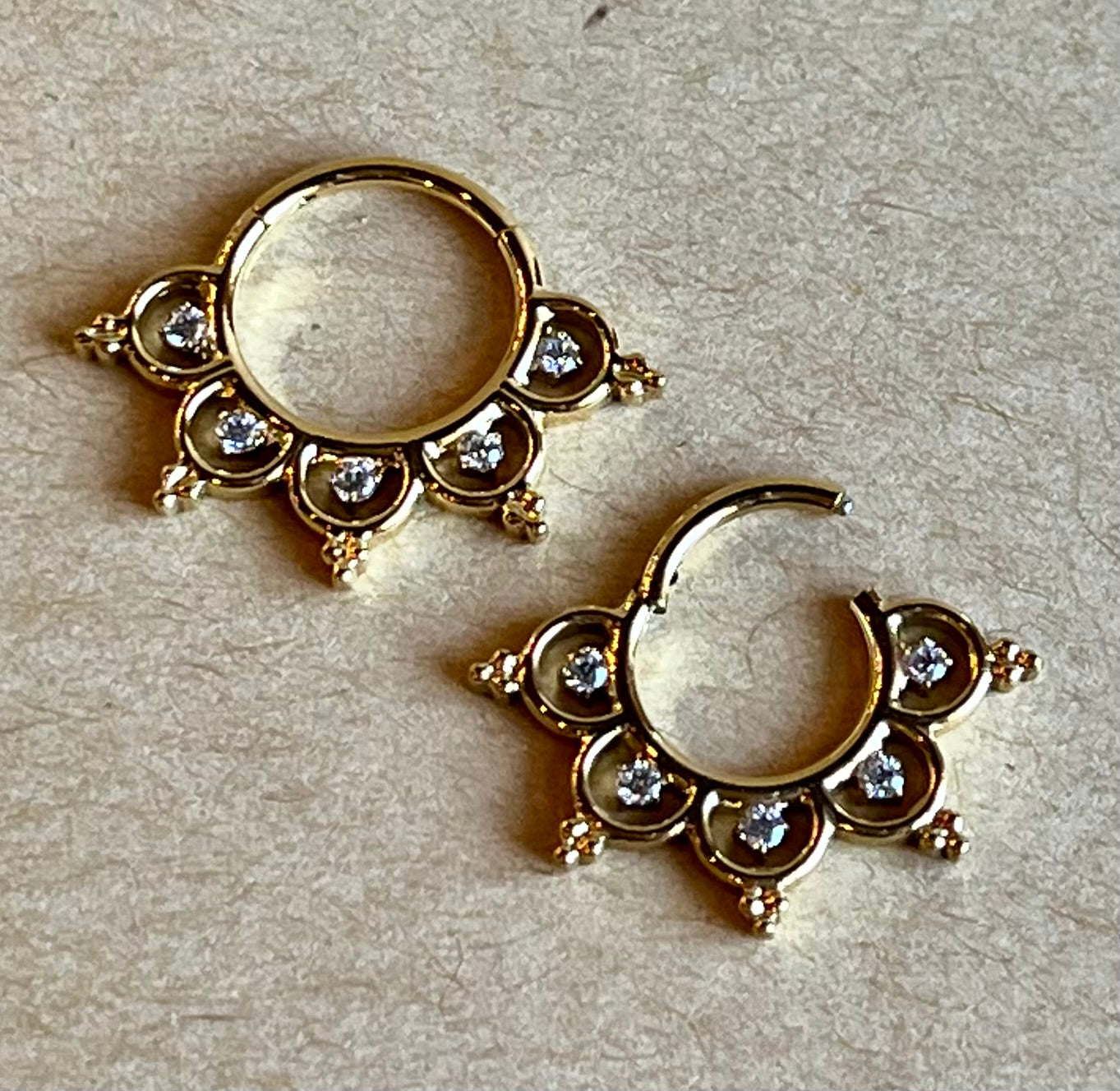 1pc Gem Center Petals Hinged Segment Ring 16g Septum Clicker Helix Orbital Daith