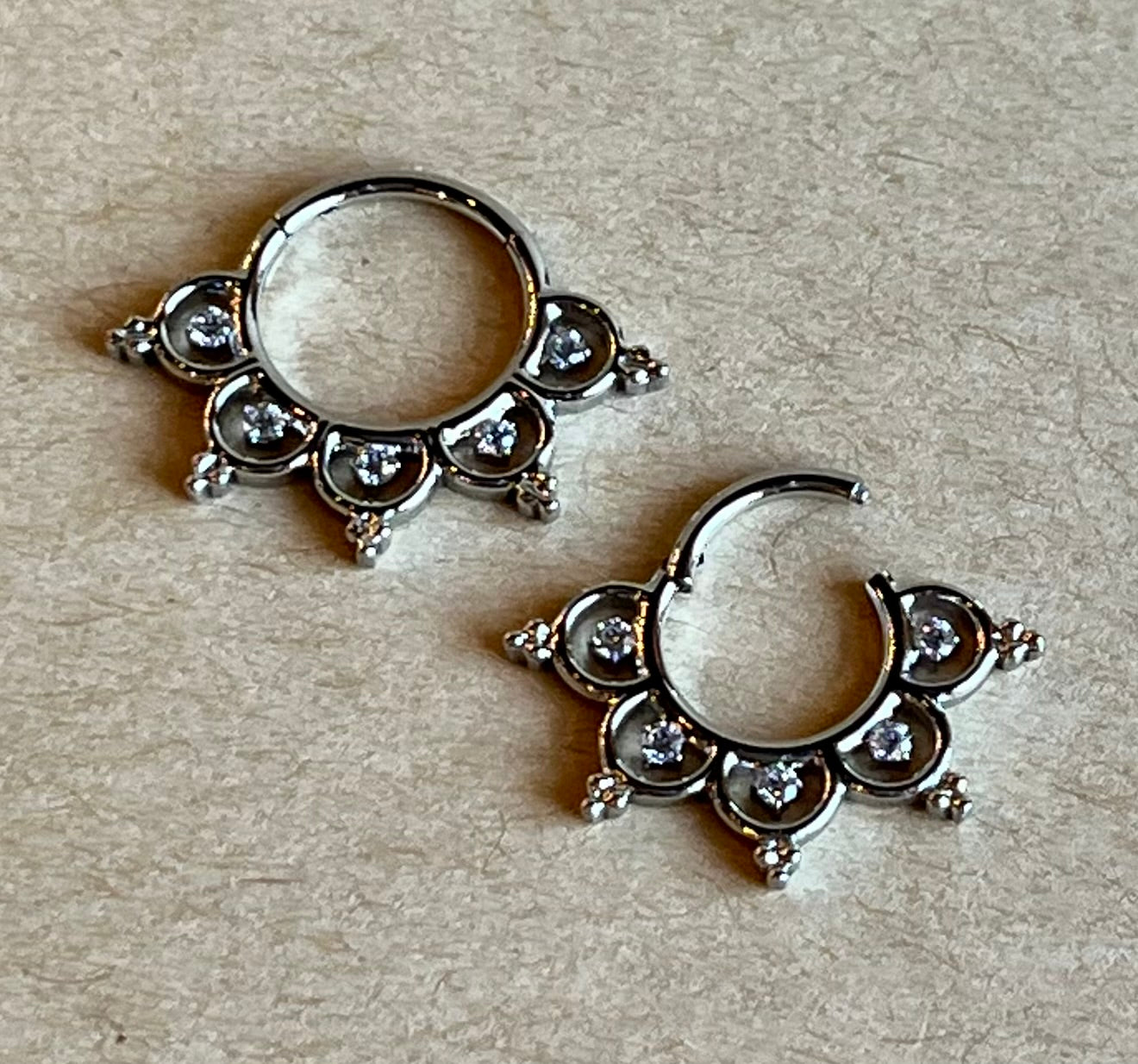 1pc Gem Center Petals Hinged Segment Ring 16g Septum Clicker Helix Orbital Daith
